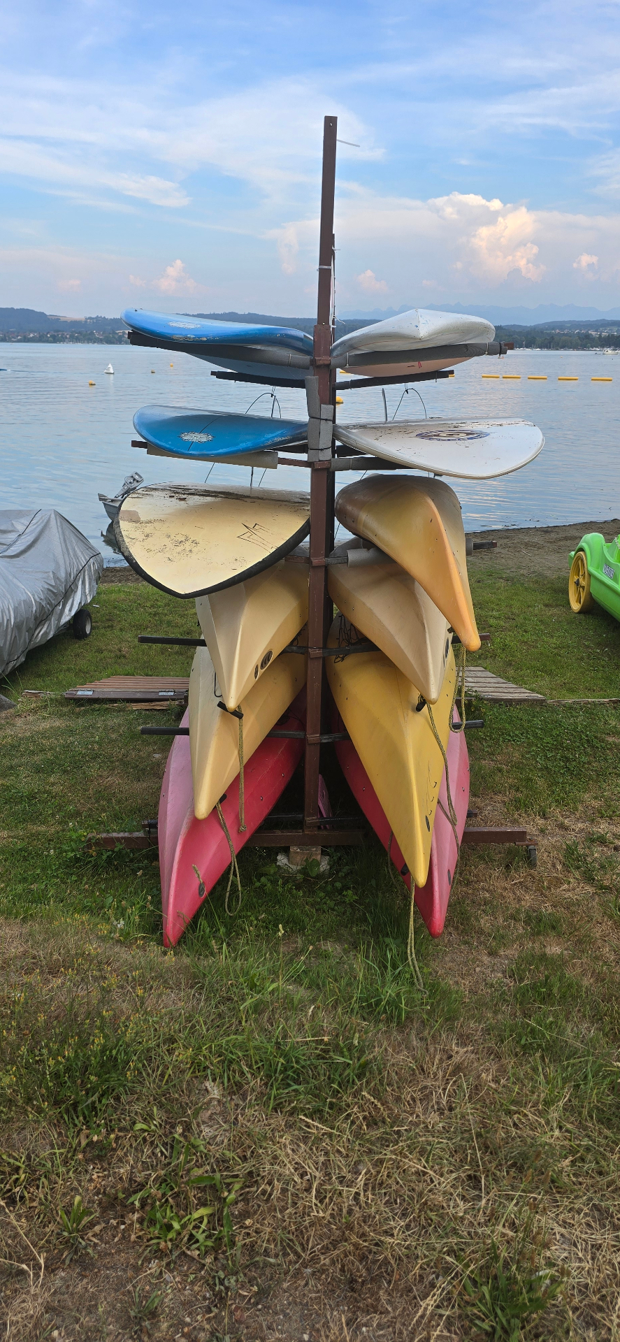 Rack ouvert au bord du lac, matériel accessible sans protection